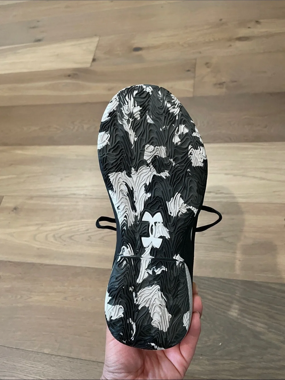 Women’s Under Armour UA HOVR Ascent Basketball Shoes 9 Black White 3025680 001